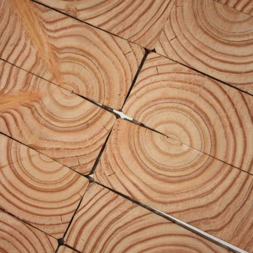 Réutiliser des chutes de bois pour créer des motifs qui valorise les spécificités du bois