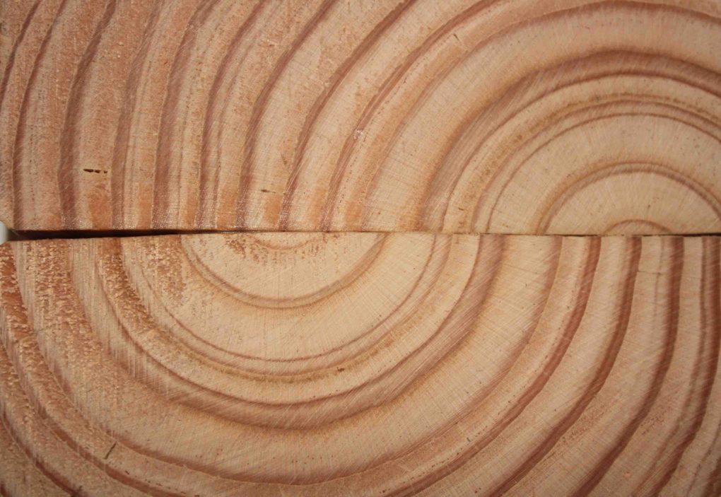 Réutiliser des chutes de bois pour créer des motifs qui valorise les spécificités du bois