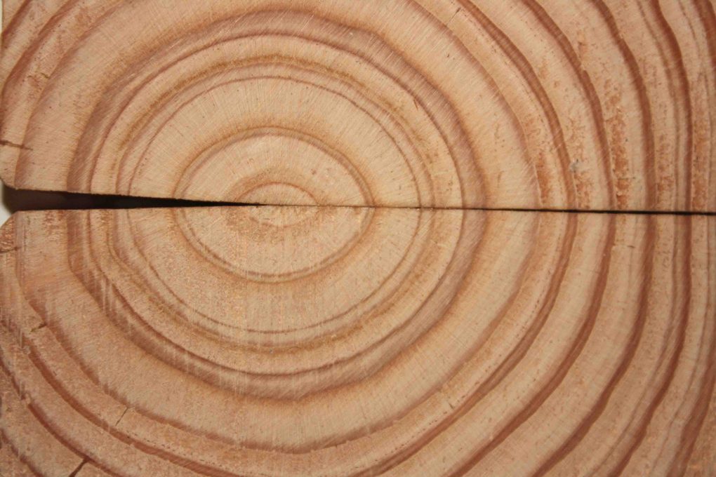 Réutiliser des chutes de bois pour créer des motifs qui valorise les spécificités du bois