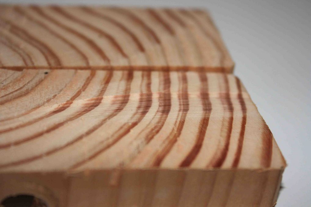 Réutiliser des chutes de bois pour créer des motifs qui valorise les spécificités du bois