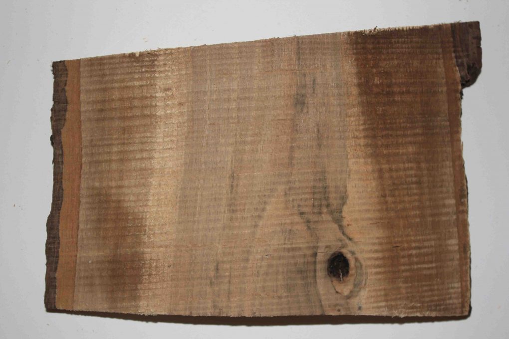 Réutiliser des chutes de bois pour créer des motifs qui valorise les spécificités du bois