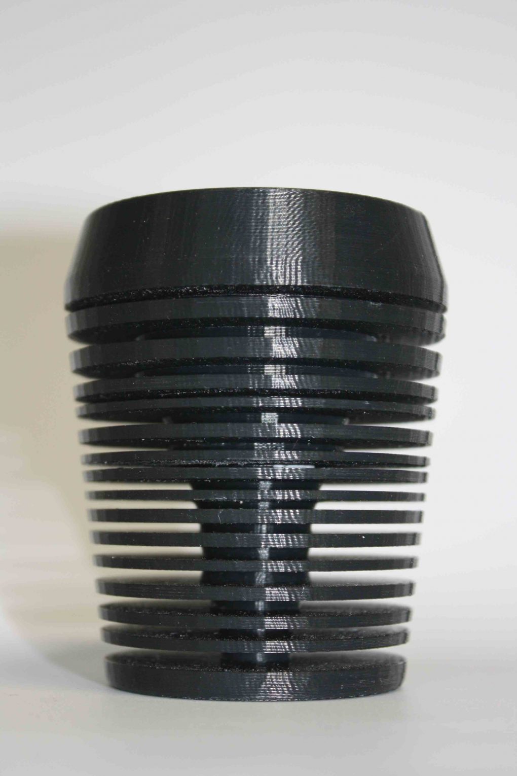 Contenant pour thé avec des ailettes de refroidissement